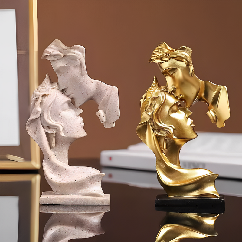 Mini Estátua de Casal Beijando